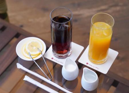 　藤井聡太棋聖の午後のおやつ、アイスティーとオレンジジュース（代表撮影）