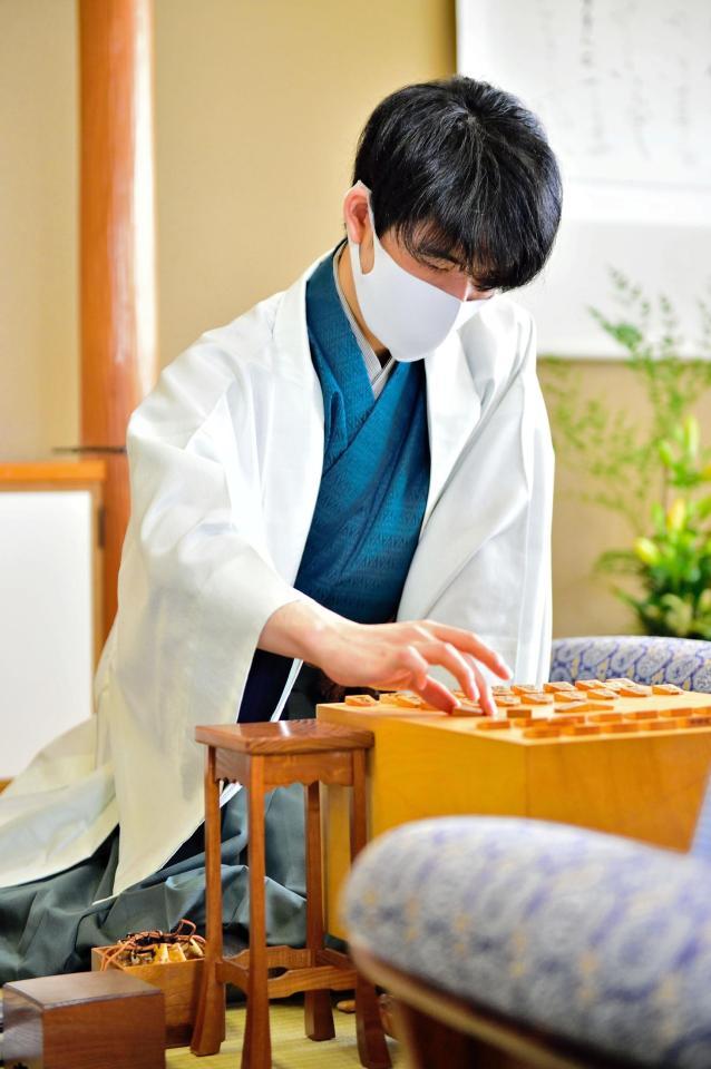 藤井棋聖 勝負メシはおすし＆赤だし 戦型は相掛かり 棋聖戦第２局/芸能/デイリースポーツ online