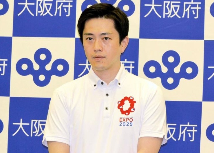 　新型コロナウイルス対策本部会議後、取材に応じる吉村洋文知事＝１８日、大阪府庁