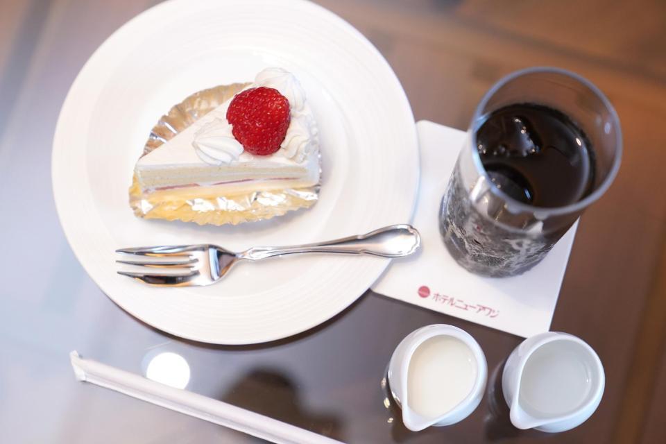 　渡辺明三冠の午後のおやつ、ショートケーキとアイスコーヒー（代表撮影）