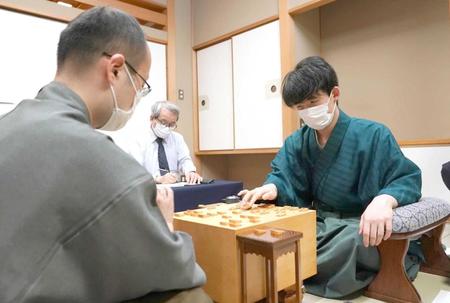 　渡辺明三冠（左）に勝利し、初防衛に王手をかけた藤井聡太棋聖＝兵庫県洲本市（代表撮影）