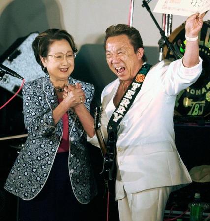 ２００５年６月、国会議員を集めて開かれたコンサートで、扇千景参院議長（左・当時）から感謝状を贈られ笑顔の寺内タケシさん＝国会