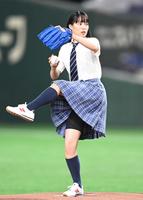 　制服姿で始球式を務めた関水渚（撮影・高石航平）