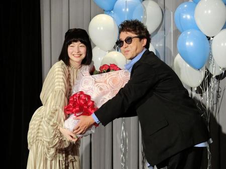 映画「マイ・ダディ」の完成報告イベントにで中田乃愛（左）から花束を贈られるムロツヨシ