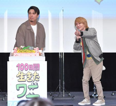 木村昴（左）の誕生日を祝い、自らフォトセッションを仕切る神木隆之介＝東京・スペースＦＳ汐留（撮影・出月俊成）