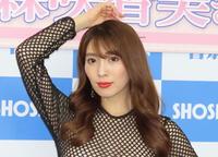 ビジュアルブックの発売記念イベントを行った森咲智美＝都内