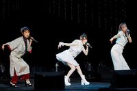 「およげ！たいやきくん」を熱唱する（左から）高橋愛、田中れいな、夏焼雅＝東京・中野サンプラザ