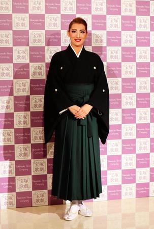 本拠地に別れを告げた月組トップスター珠城りょう＝宝塚大劇場