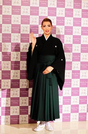本拠地に別れを告げた月組トップスター珠城りょう＝宝塚大劇場