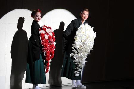 本拠地に別れを告げた月組トップスター珠白りょう（右）、トップ娘役・美園さくら＝宝塚大劇場