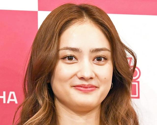 谷まりあ ツヤツヤ肩出し黒ドレスにカルティエ 女神降臨 大人な色気半端ない 芸能 デイリースポーツ Online