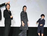 　映画「アジアの天使」プレミア上映会を終えて降壇する（左から）池松壮亮、オダギリジョー、佐藤凌（撮影・堀内翔）