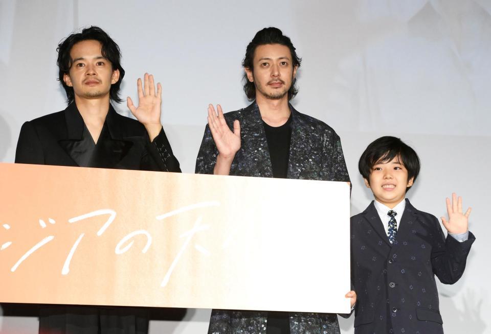 　映画「アジアの天使」プレミア上映会に登場した（左から）池松壮亮、オダギリジョー、佐藤凌（撮影・堀内翔）