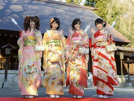 　成人式で。（左から）松村沙友理、橋本奈々未さん、白石麻衣、衛藤美彩＝１３年１月