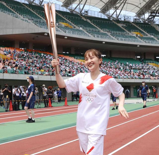 ももクロ・百田夏菜子　笑顔が止まらない！走れ！ゴン中山らと静岡で聖火リレー