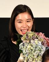 石川慶監督からの手紙に涙する芳根京子＝新宿ピカデリー（撮影・三好信也）