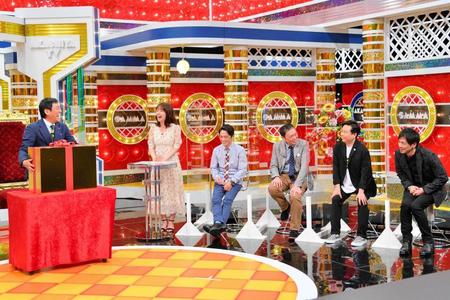 「痛快！明石家電視台」で６６歳の誕生日を祝福される明石家さんま（左端）と出演者の（右から）次長課長・井上、同・河本、中川家・礼二、同・剛、ＭＢＳ・山崎香佳アナウンサー（写真提供・ＭＢＳ）