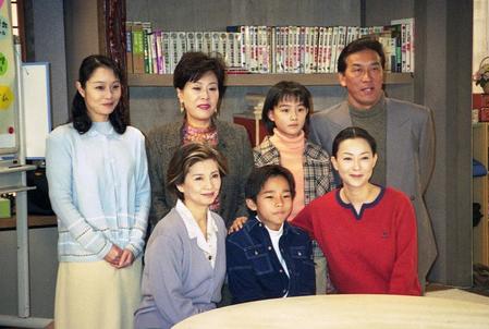 ドラマ「君のままで」製作発表会見に出席した李麗仙さん（後列左から２人目）＝００年１１月