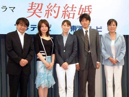 ドラマ「契約結婚」の制作発表に出席した李麗仙さん（右端）＝０５年６月