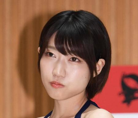 　ポーズをとる座る（撮影・開出牧）