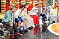 「痛快！明石家電視台」で明石家さんま６６歳の誕生日を祝福する（左から）アキナ・山名、同・秋山、重盛さと美、松尾伴内、村上ショージ、間寛平（写真提供・ＭＢＳ）