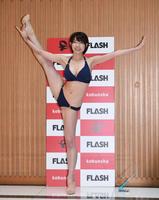 　水着姿でクレーン車をイメージしたポーズを披露する座る（撮影・開出牧）