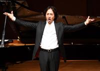 　コンサートの初日を迎えた秋川雅史（撮影・三好信也）