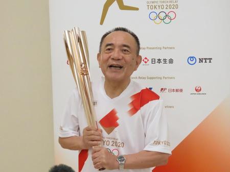 聖火リレーを終え笑顔を見せる三遊亭小遊三＝山梨・甲州市中央公民館