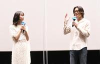 　主演の駒井蓮（左）を絶賛する豊川悦司（撮影・園田高夫）