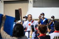 沿道の市民に手を振る三遊亭小遊三＝山梨・笛吹市（代表撮影）