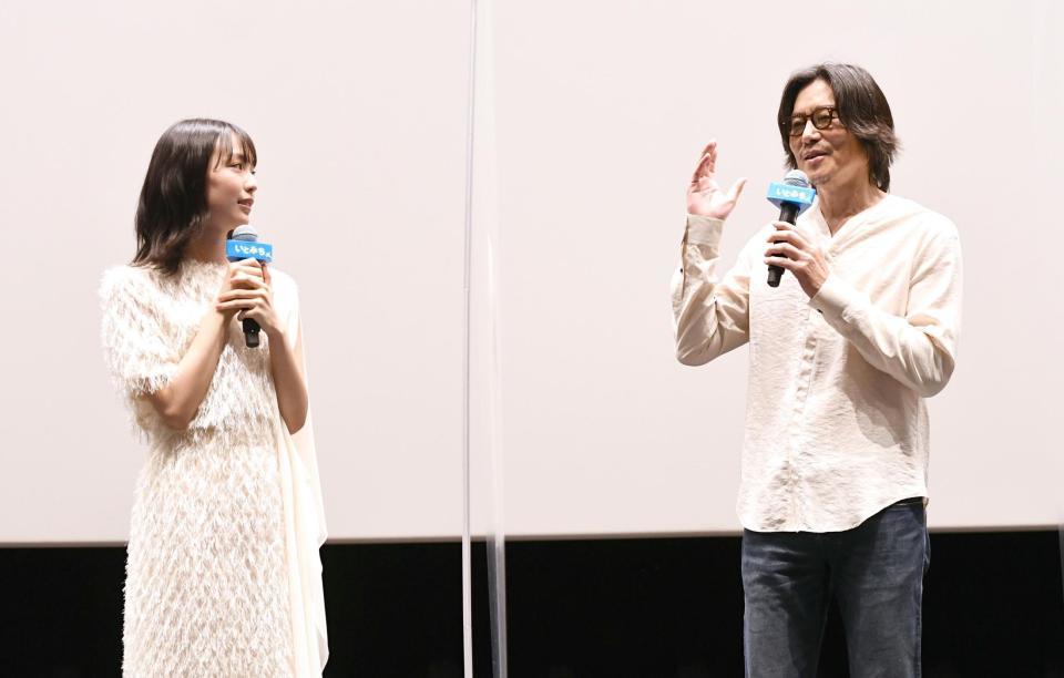 　主演の駒井蓮（左）を絶賛する豊川悦司（撮影・園田高夫）