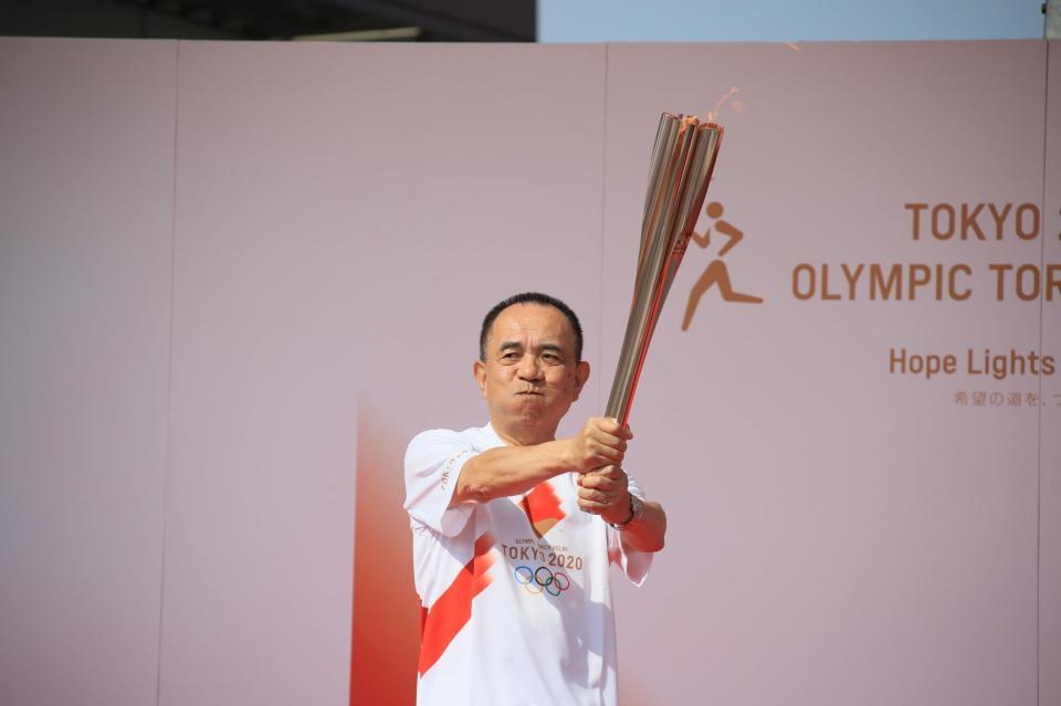 出発式に臨む三遊亭小遊三＝山梨・笛吹市役所春日井支所（代表撮影）