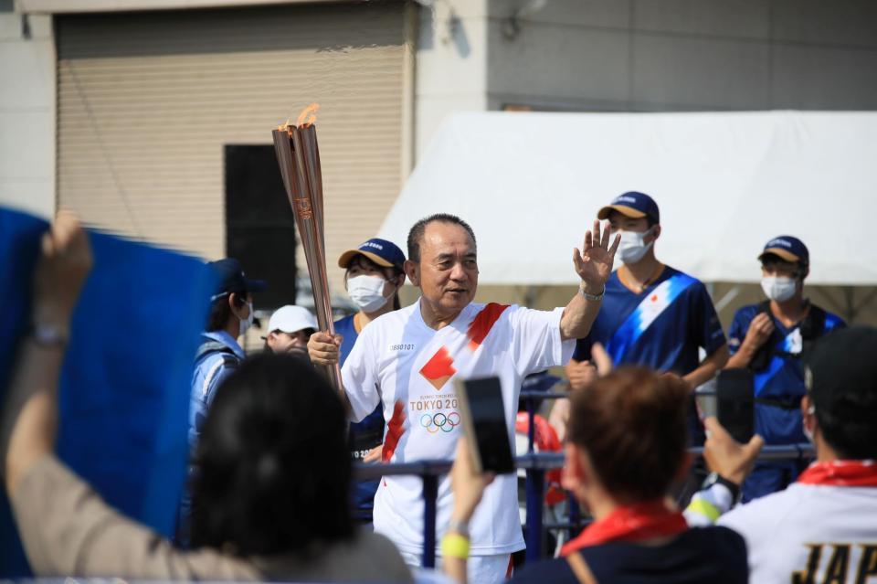 沿道の市民に手を振る三遊亭小遊三＝山梨・笛吹市（代表撮影）