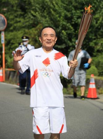 　トーチを手に笑顔で駆ける三遊亭小遊三＝山梨県笛吹市（代表撮影）