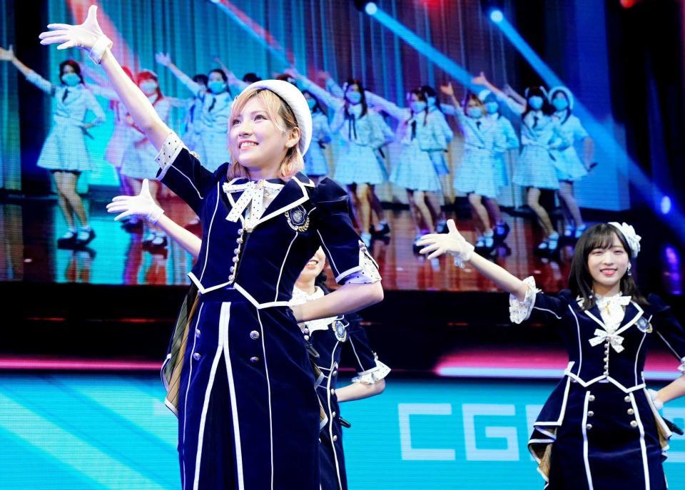 　「会いたかった」を歌唱するＡＫＢ４８の岡田奈々（左）と小栗有以（（Ｃ）ＡＫＢ４８　ＧＲＯＵＰ　ＡＳＩＡ　ＦＥＳＴＩＶＡＬ　２０２１　ＯＮＬＩＮＥ　ｅｘｅｃｕｔｉｖｅ　ｃｏｍｍｉｔｔｅｅ）