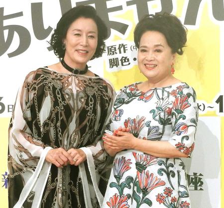 　舞台初共演に心躍らせる高畑淳子（左）と渡辺えり