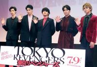 フォトセッションで手を振る（左から）清水尋也、鈴木伸之、北村匠海、間宮祥太朗、眞栄田郷敦＝都内
