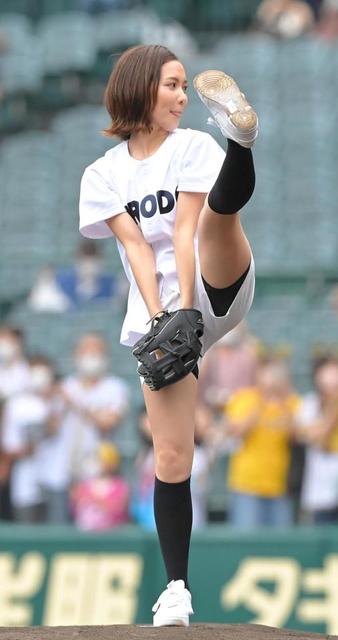 【写真】ショーパンからチラリ　人気女子アナ　大きく足を上げてダイナミック投球