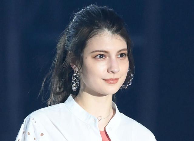 マギー ｚａｒａミニスカ ジバンシーポーチ 全男子が２度見 めっちゃ可愛い 芸能 デイリースポーツ Online