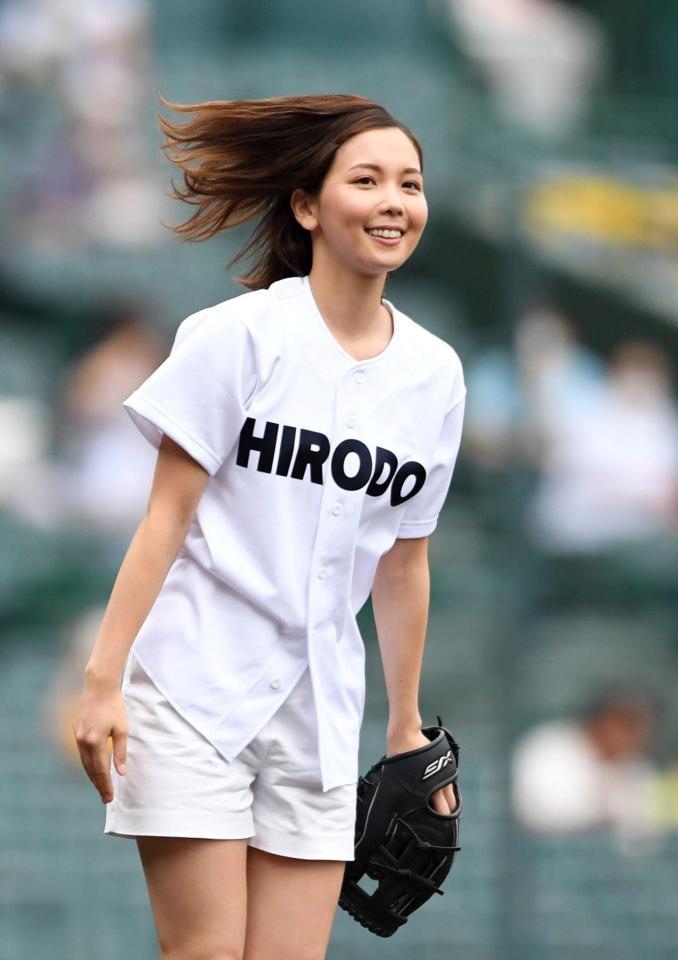 朝日放送のヒロド歩美アナがダイナミックな投球フォームを披露 結果はむなしくゴロ投球 芸能 デイリースポーツ Online