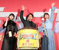 　笑顔で手を振る（左から）平手友梨奈、岡田准一、木村文乃（撮影・高石航平）