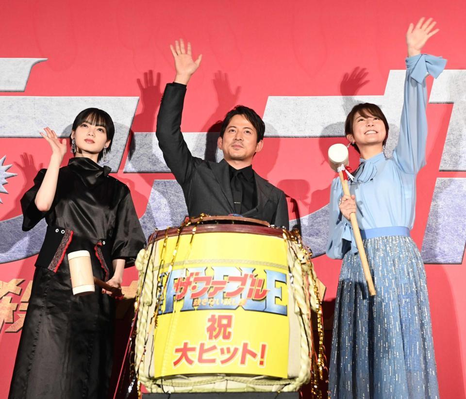 　笑顔で手を振る（左から）平手友梨奈、岡田准一、木村文乃（撮影・高石航平）