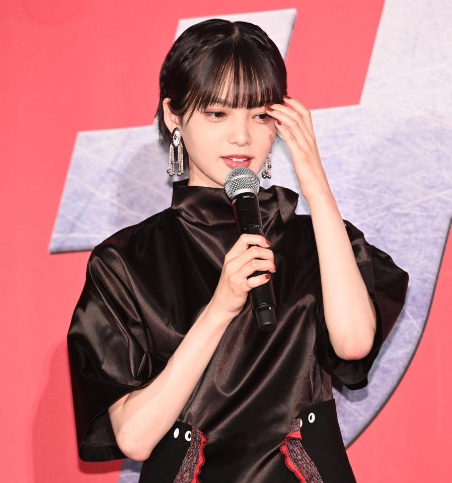 　岡田准一との誕生日エピソードを語る平手友梨奈＝東京・丸の内ピカデリー（撮影・高石航平）