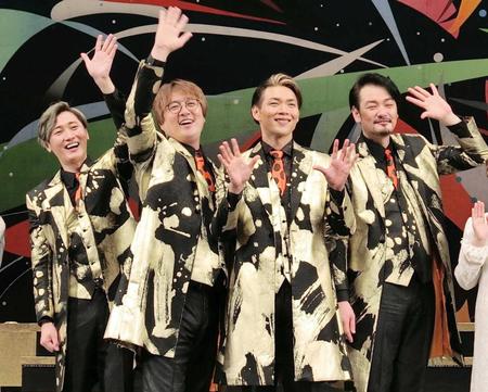 　客席に手を振る純烈の（左から）後上翔太、酒井一圭、白川裕二郎、小田井涼平
