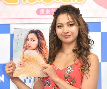 ３ｒｄ写真集「はじめまして。」発売イベントに登場したゆきぽよ＝東京・神保町の書泉グランデ（撮影・伊藤笙子）