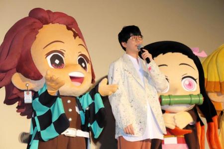 　主要キャラに囲まれて「鬼滅の刃」への思いを語る花江夏樹＝東京・日比谷