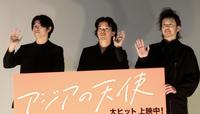 舞台あいさつを行った（右から）オダギリジョー、池松壮亮、石井裕也監督