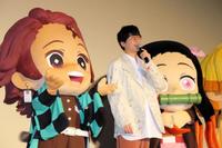 　主要キャラに囲まれて「鬼滅の刃」への思いを語る花江夏樹＝東京・日比谷