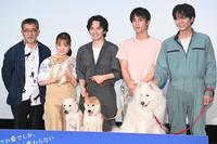 劇中に登場する犬たちと舞台あいさつに登場した（左から）篠原哲雄監督、大原櫻子、林遣都、中川大志、浅香航大＝東京・ＴＯＨＯシネマズ六本木ヒルズ（撮影・高石航平）