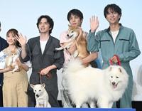 作中に登場する動物たちと舞台あいさつを行った（左から）大原櫻子、林遣都、中川大志、浅香航大＝東京・ＴＯＨＯシネマズ六本木ヒルズ（撮影・高石航平）